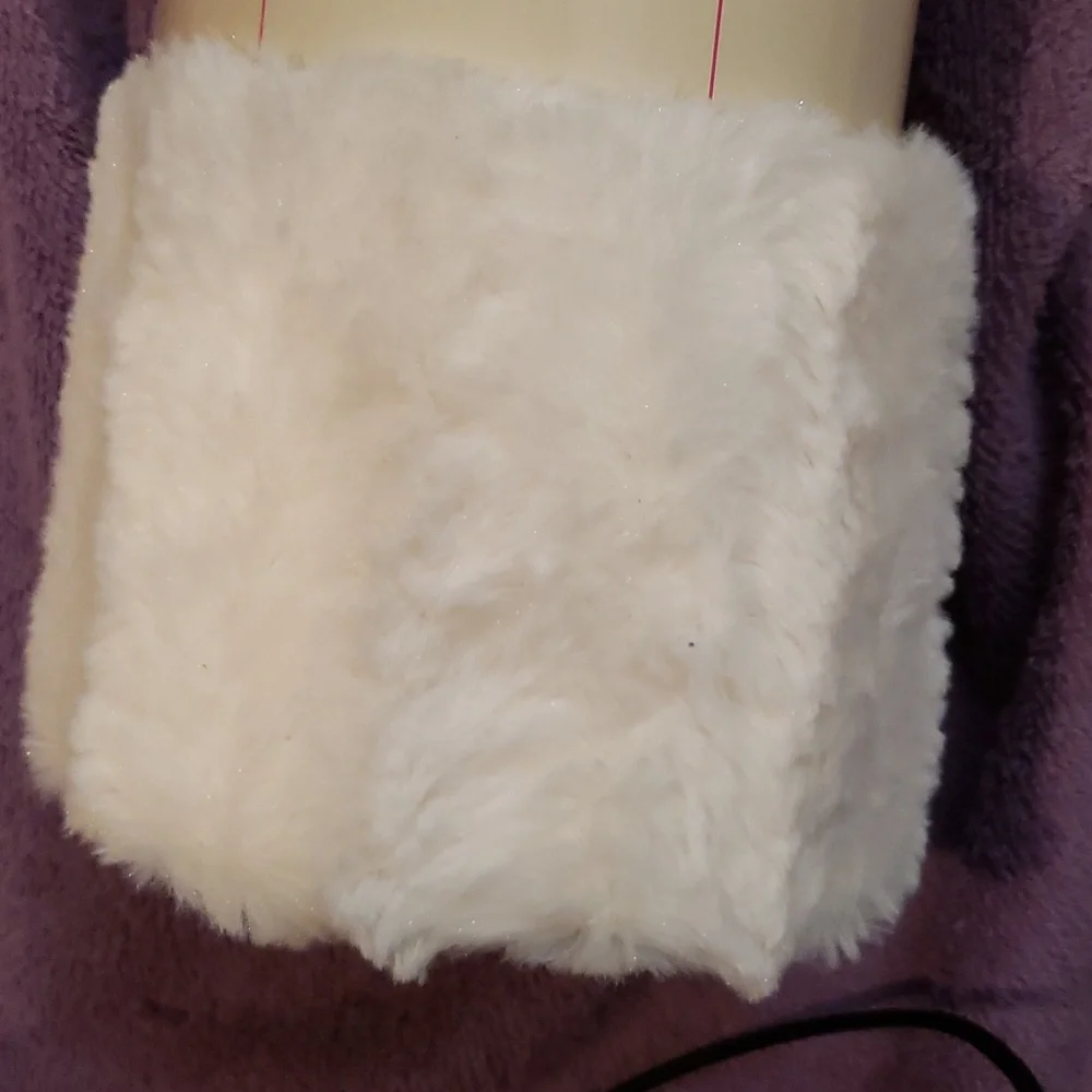 Comma Plush Throw Blanket - Picture 3 of 3